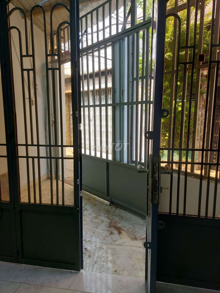 Renovated 1.5-Story House in Secure Alley