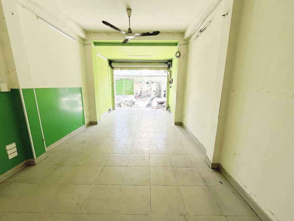 3-Story Commercial Space with Two Bedrooms