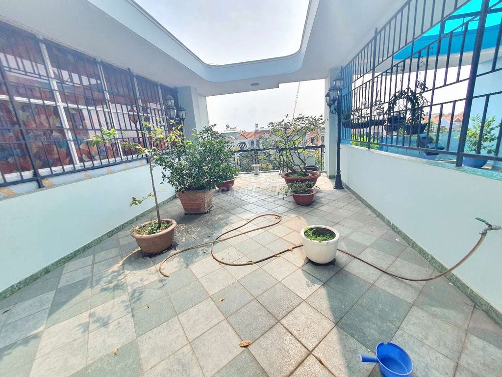 Large 5BR Townhouse Near Central District
