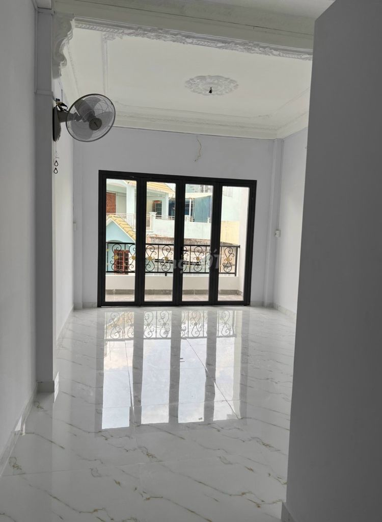 Large 4x18m Townhouse with 6 Bedrooms