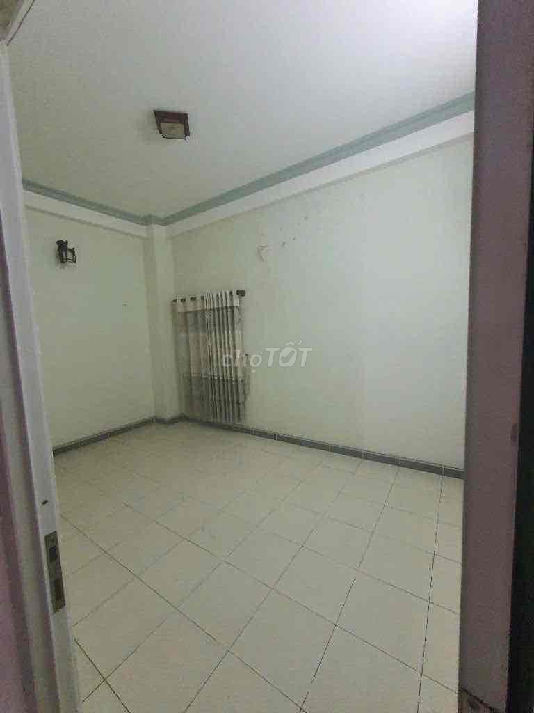 Modern 4-Bedroom Townhouse Near Di An Center