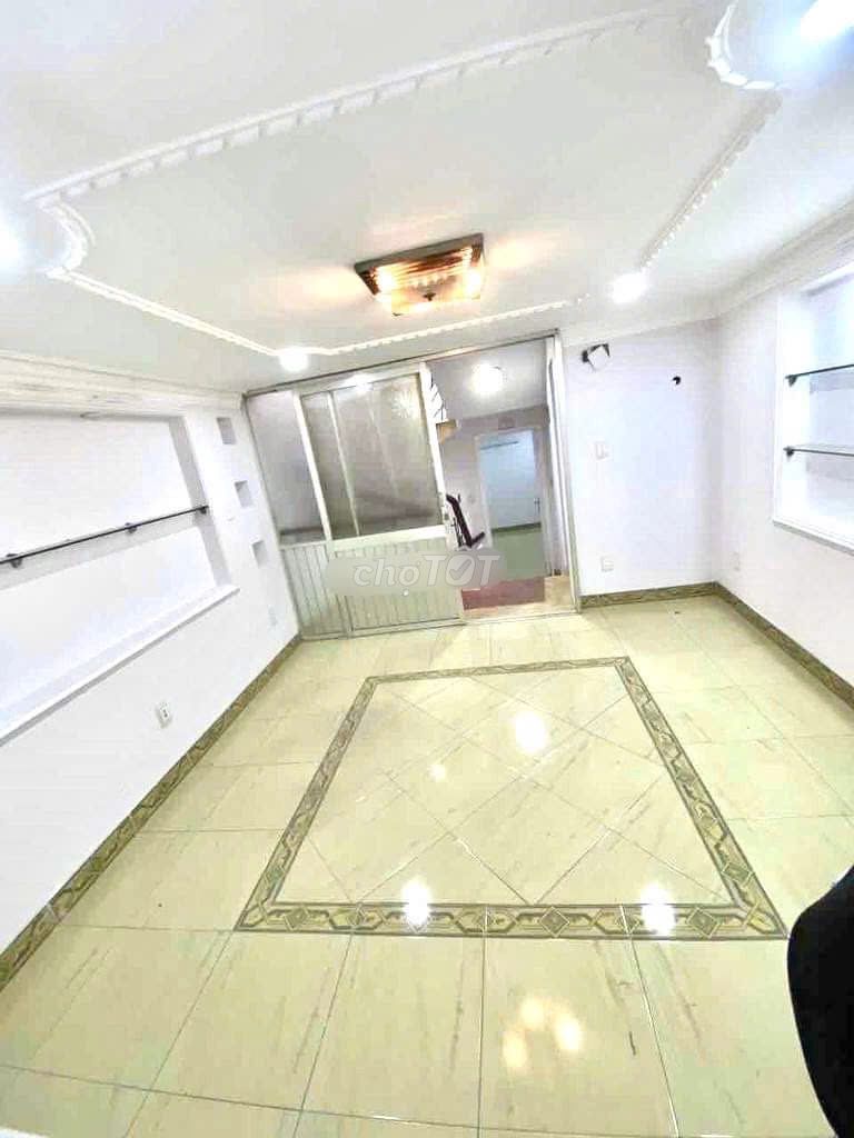 Spacious 5BR Townhouse with Commercial Potential