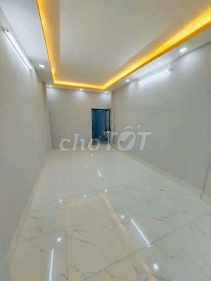 Modern 2-Bedroom Townhouse with Designer Lighting