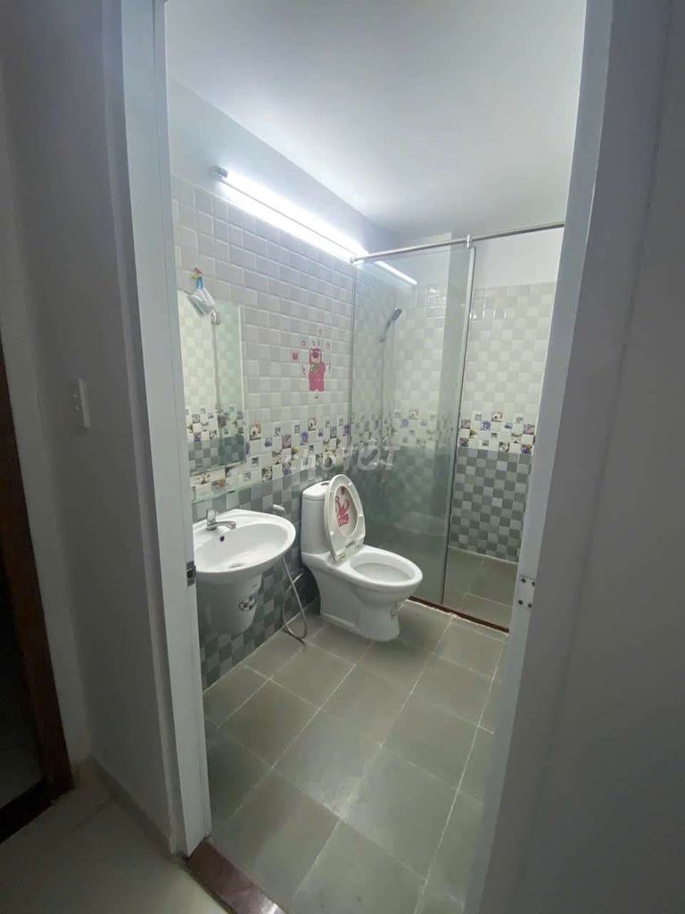 Spacious 4-Bedroom House Near Shopping Center
