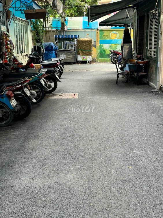 Spacious 5-bedroom house in Nguyen Thien Thuat, District 3