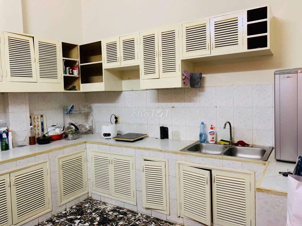 Spacious Ground Floor with Private Kitchen and Garden