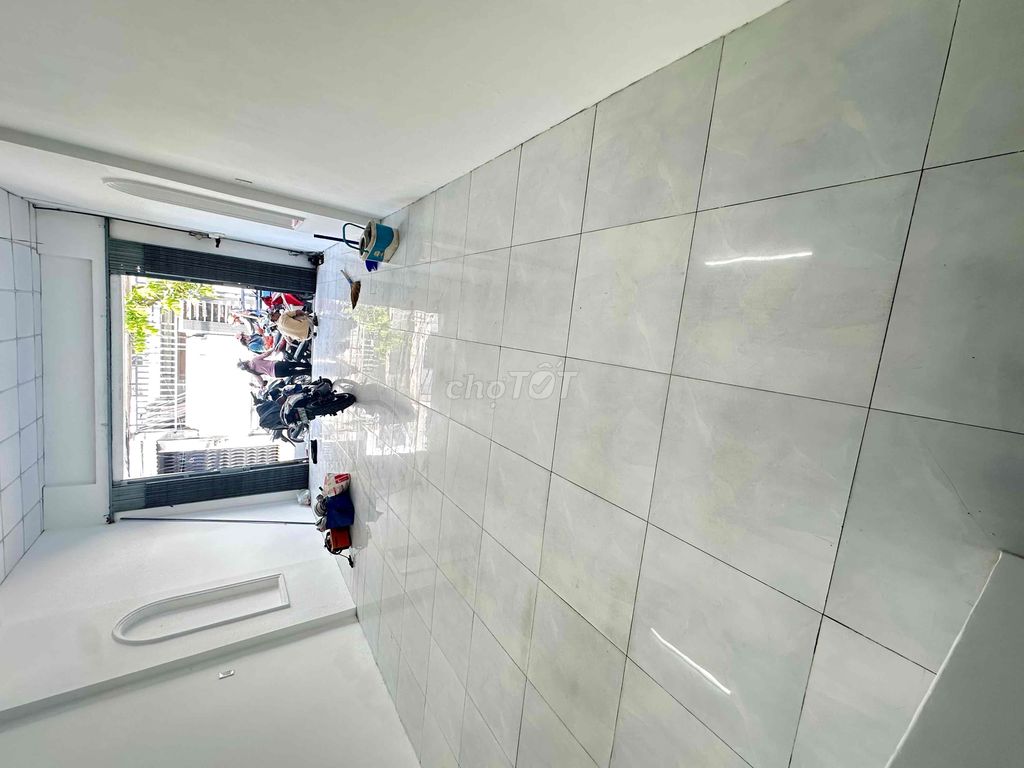 Modern 2-Bedroom House Near Water Canal