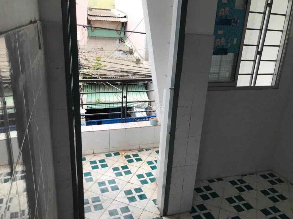 Spacious Balcony Apartment Near Market with Utilities
