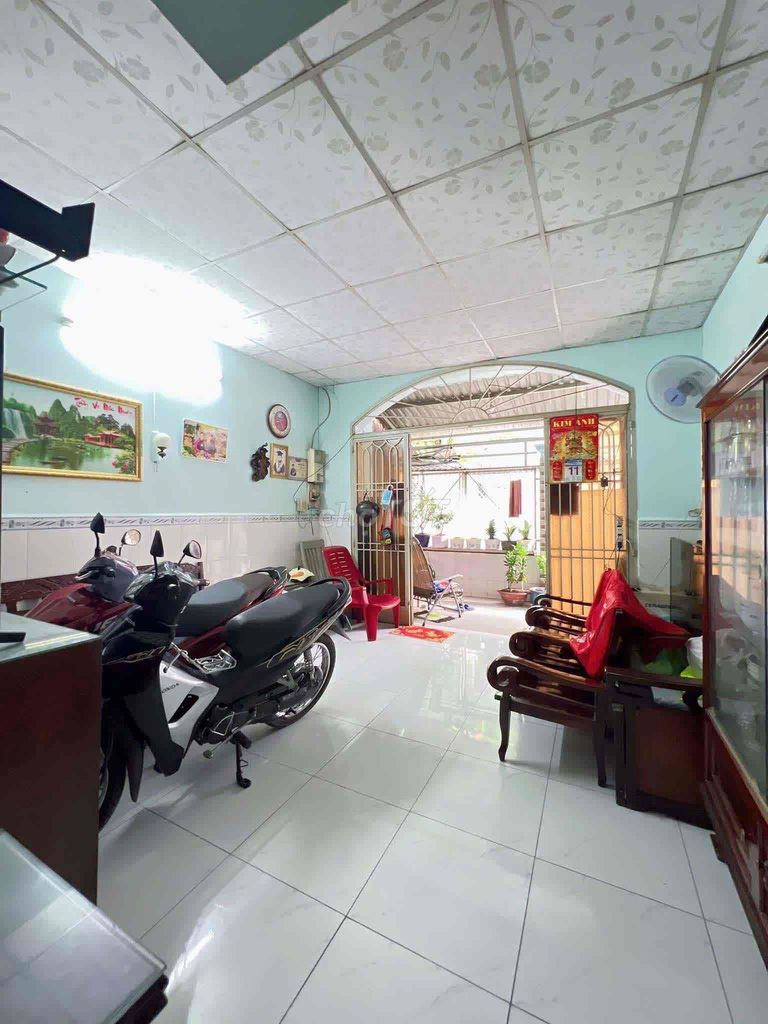 Spacious House with Garage in Phu Xuan
