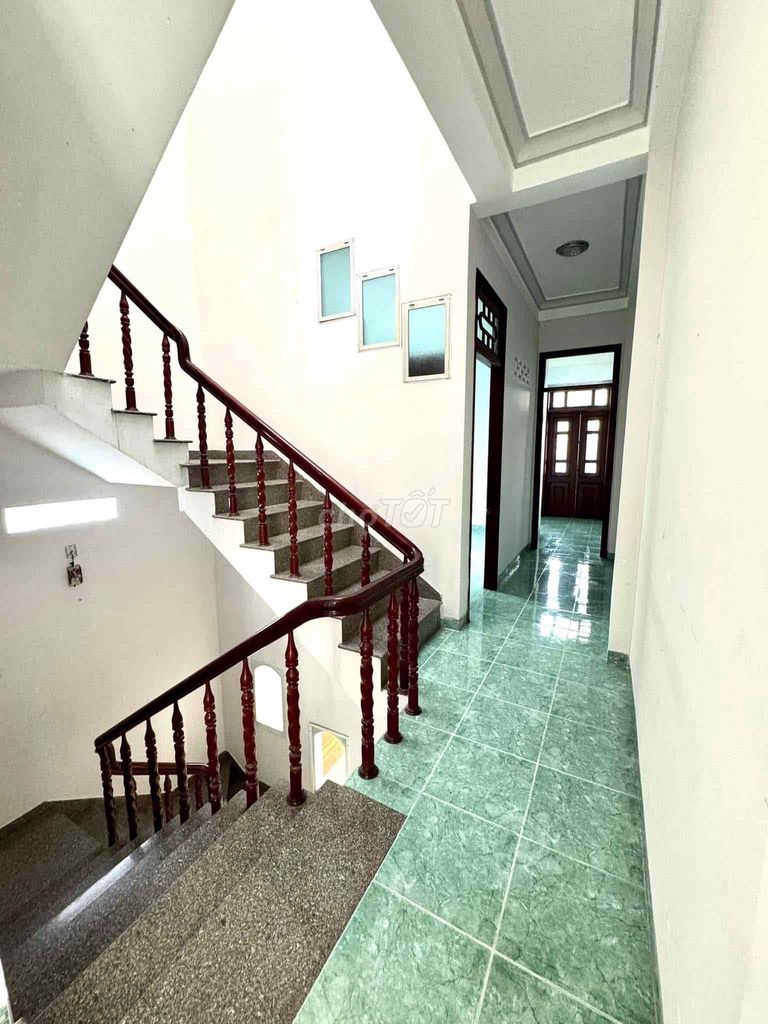 Spacious 5BR Commercial House Near Beach