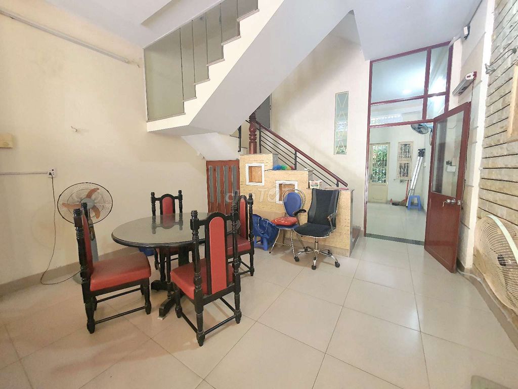 Large 5BR Townhouse Near Central District