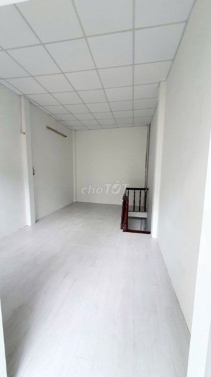 Nguyen Son Street Rental: Spacious 2-Level House with Air Conditioning