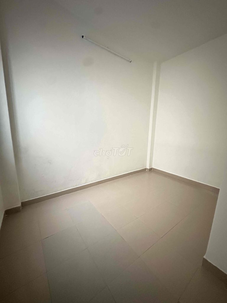 3-Bedroom House with Parking in Binh Trung Tay