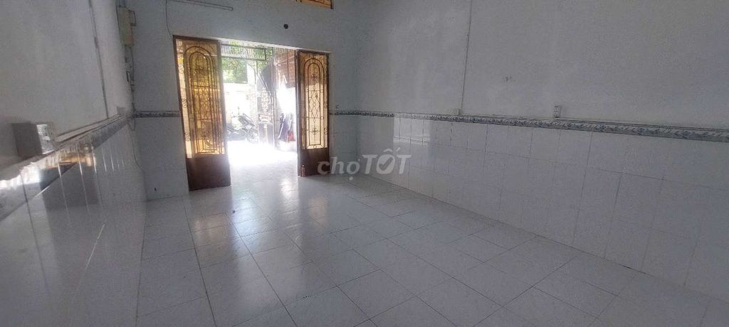 Spacious 2-Bedroom House with Commercial Access