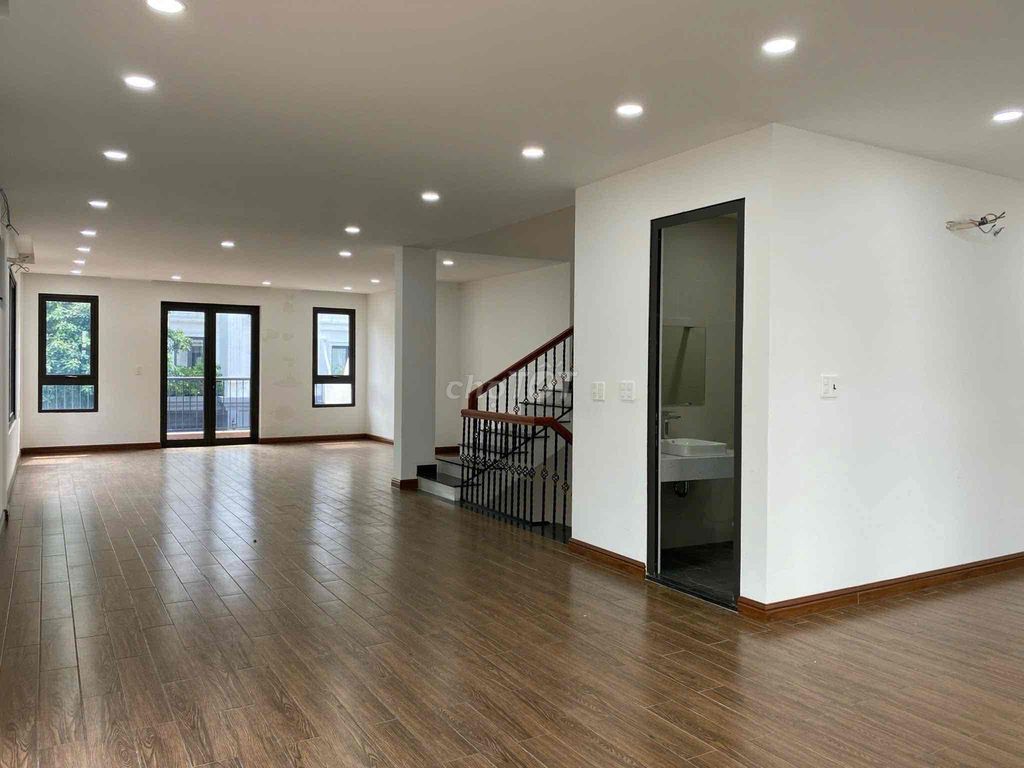 Modern 4-Floor Corner House in Ecocity