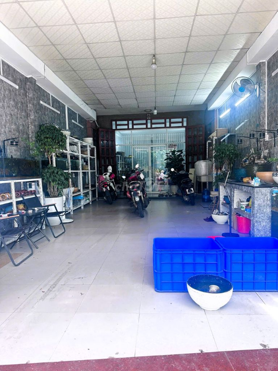 Spacious Commercial/Office Space in Bustling Area