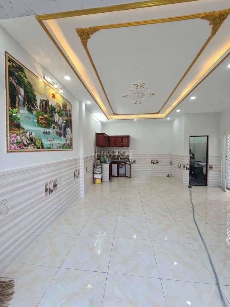 Modern Two-Story House Near Market with 8m Access