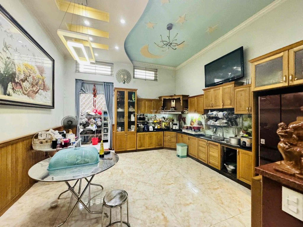 4-Story Modern House Near Metro Station