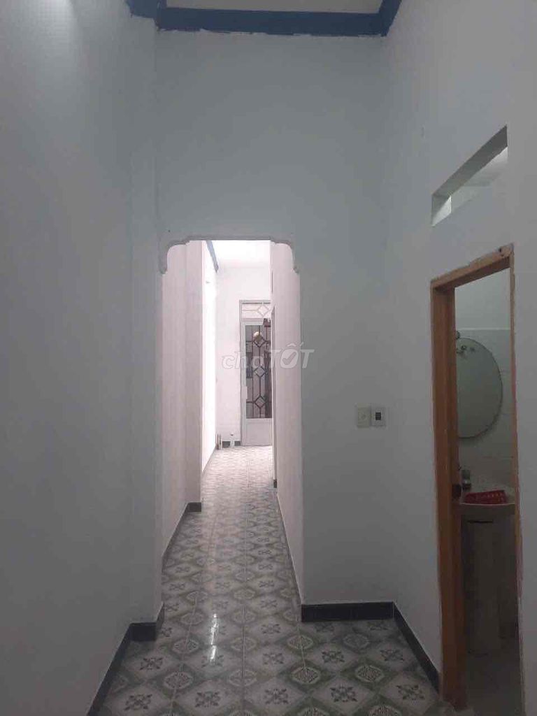 Spacious 4x17m House with Car Access