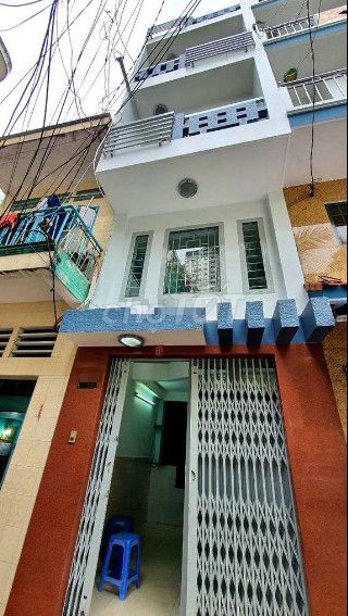Spacious 5-Bedroom Townhouse with Business Potential