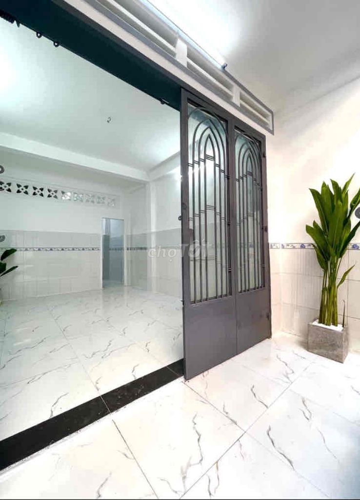 Modern 2-Bedroom House with Balcony in District 3