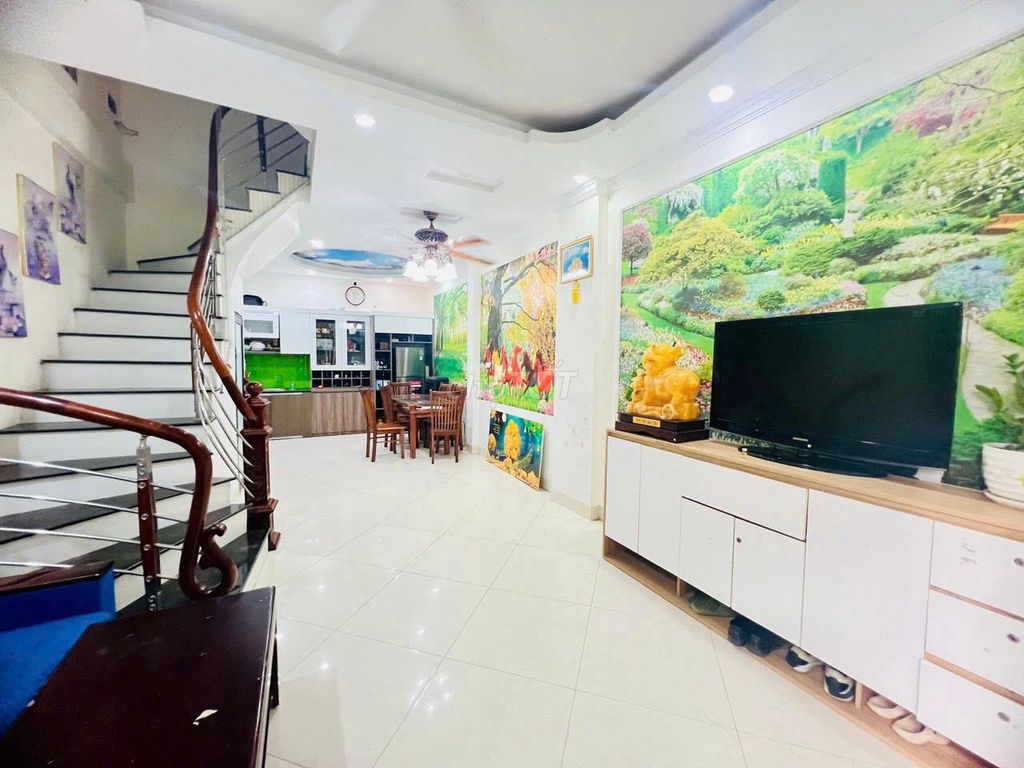 4-Floor House with 4 Bedrooms Near Nhon