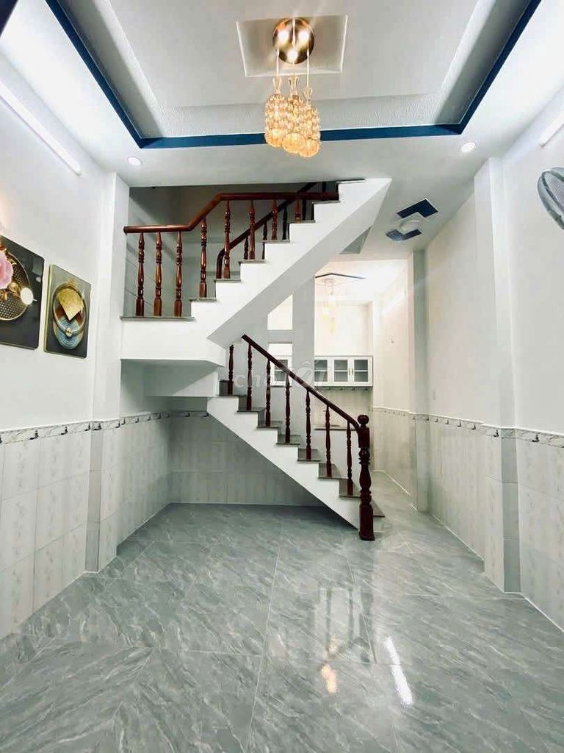 Narrow Alley House in Quiet Residential Area