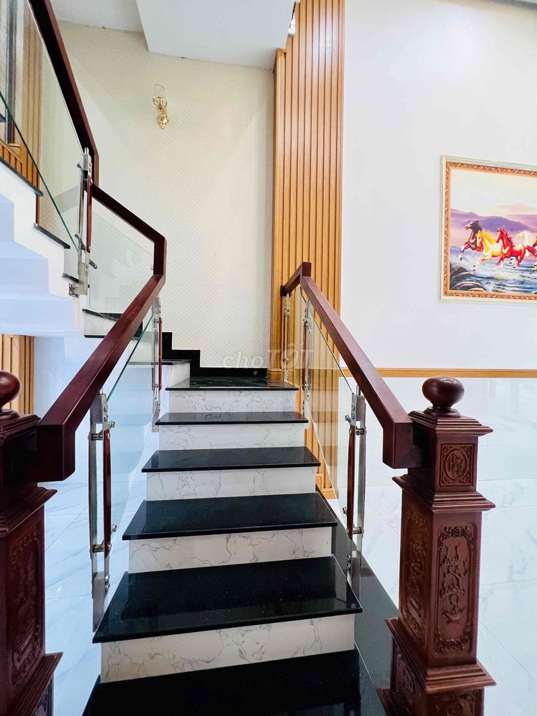 Spacious 5-Bedroom Townhouse with Modern Interior