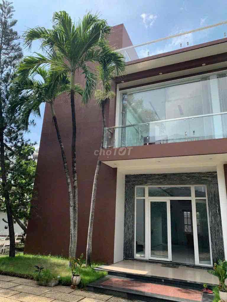 Spacious Garden Villa with 5 Bedrooms