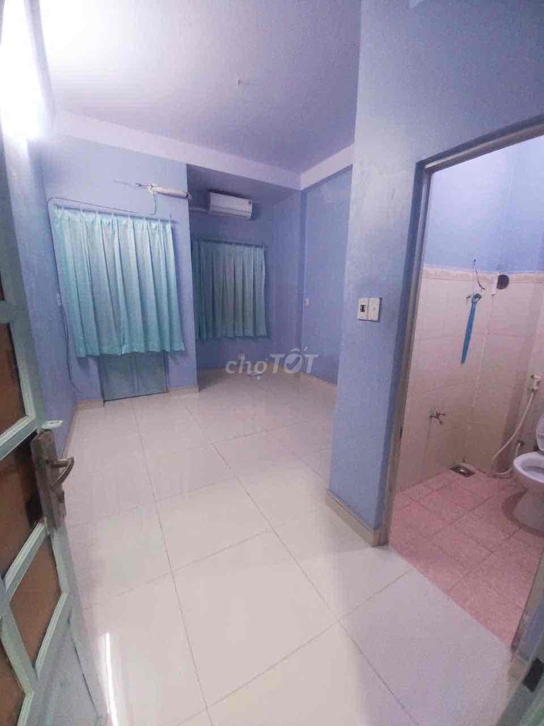 Modern 2-Bedroom Townhouse with Air Conditioning