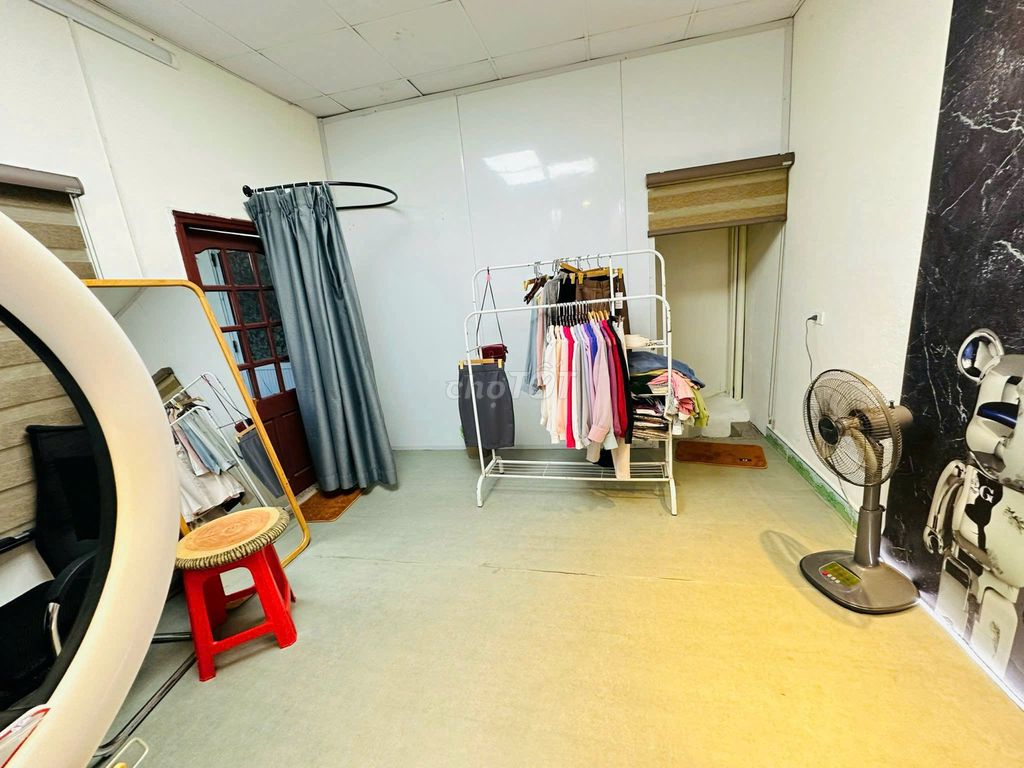 3-Floor Townhouse with Kitchen and Air Conditioning