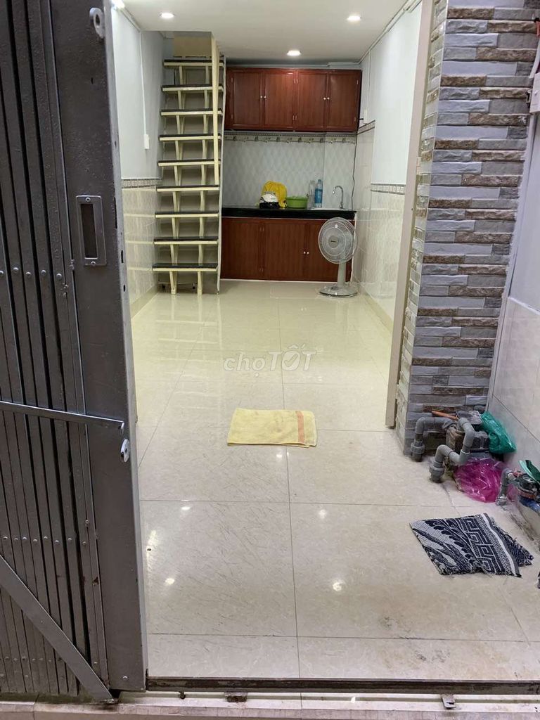 Modern 2-Bedroom Townhouse Near Schools and Markets