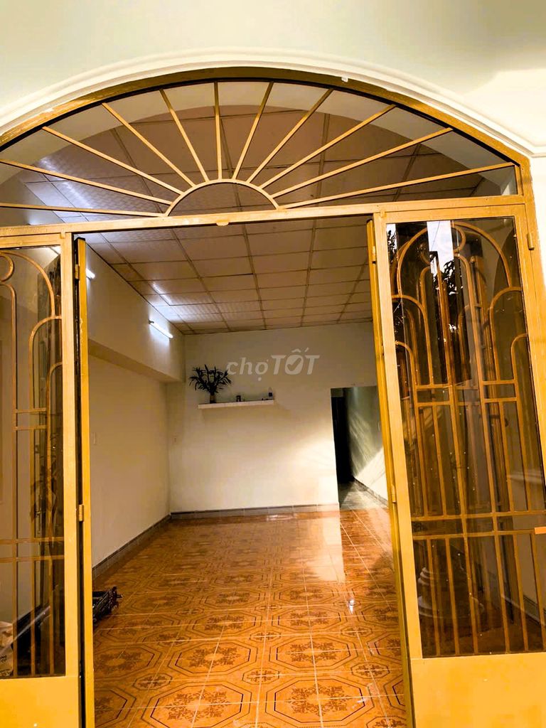 Spacious 2-Bedroom House with Garden Access