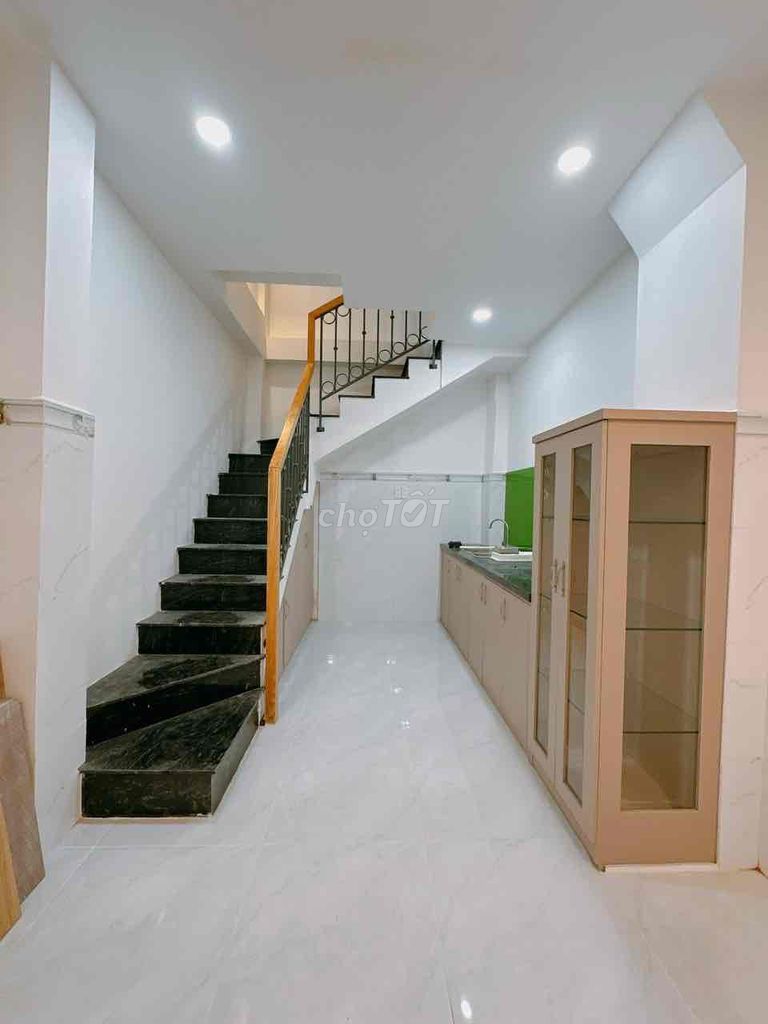 Modern 2-Bedroom House Near District 1