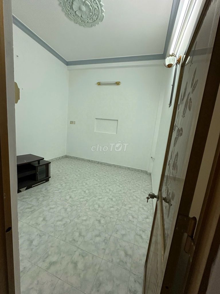 Large 4BR House with Parking on CMT8 Street