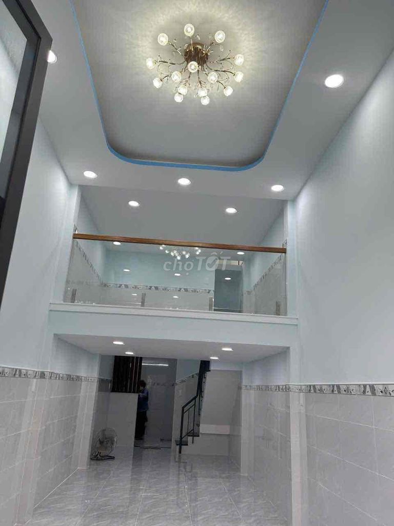 3-Story Townhouse Near Airport with Modern Interior