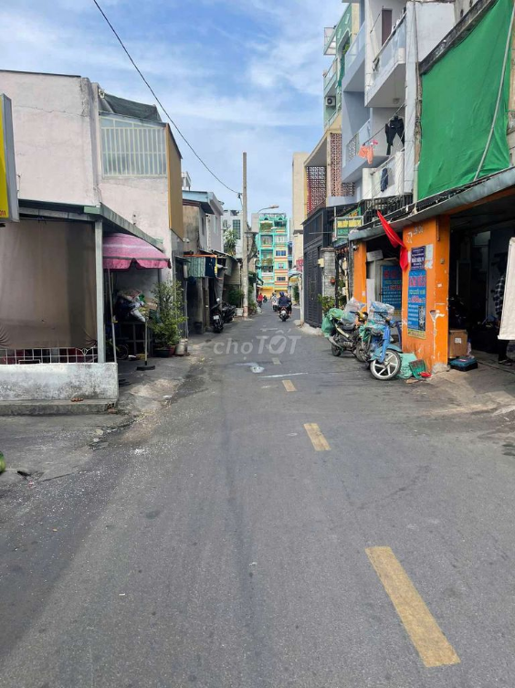 Commercial Space for Rent on Main Street - Suitable for Various Businesses