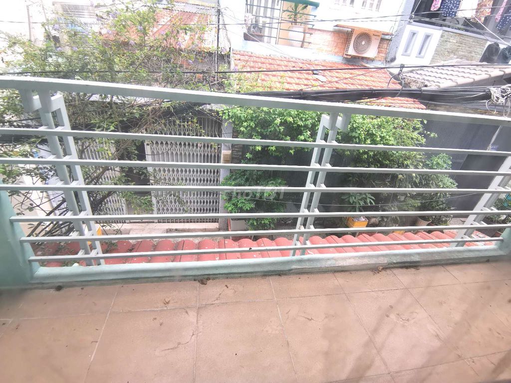 Spacious Townhouse with Balcony near Market