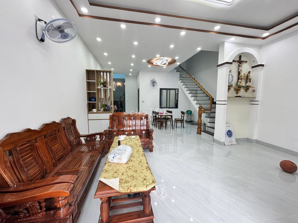 Modern 4-Bedroom House with Mountain Views