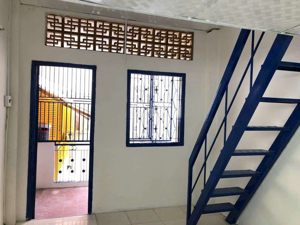 Student-Friendly Townhouse Near Universities with Balcony