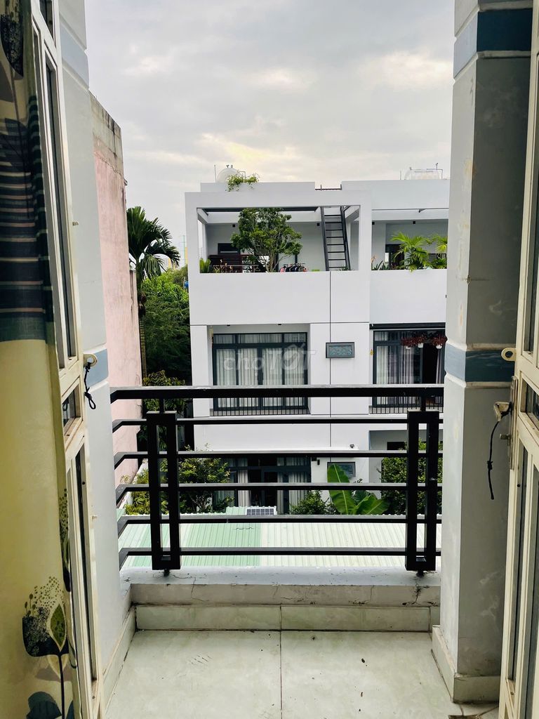 Spacious 3-Story House with 4 Bedrooms