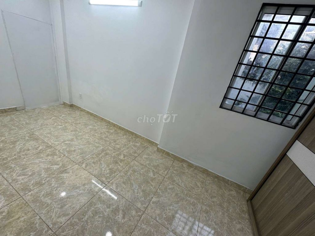 Modern 3-Story Townhouse with Two Bedrooms, Kitchen
