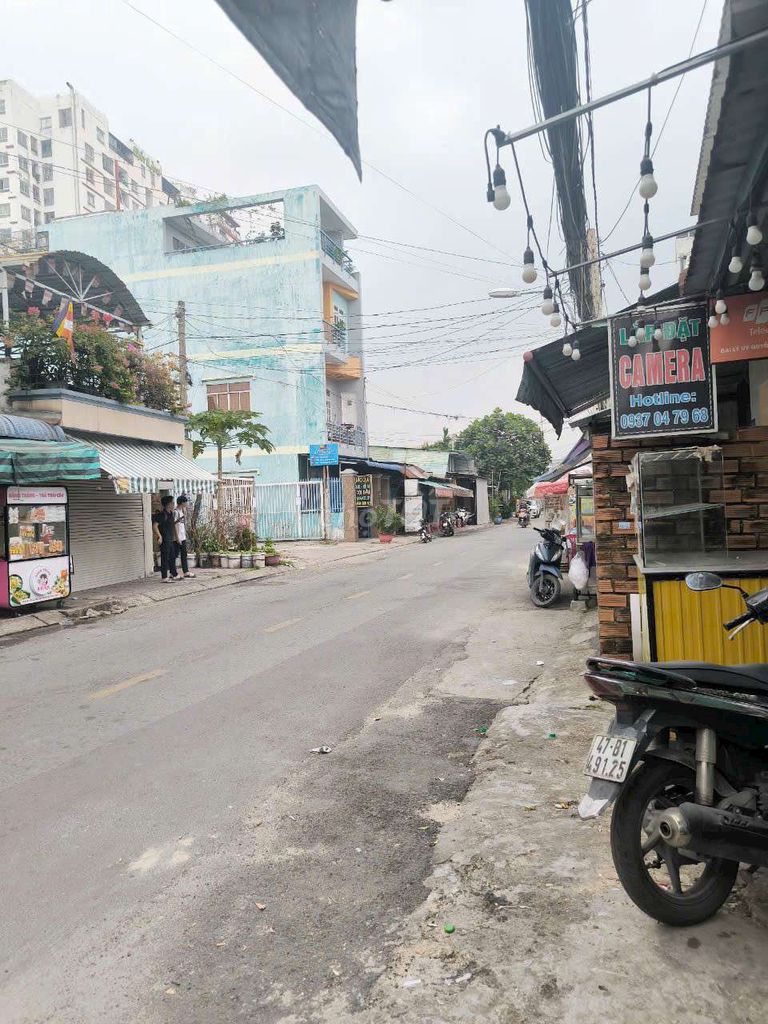 Spacious Commercial House with Double Frontage