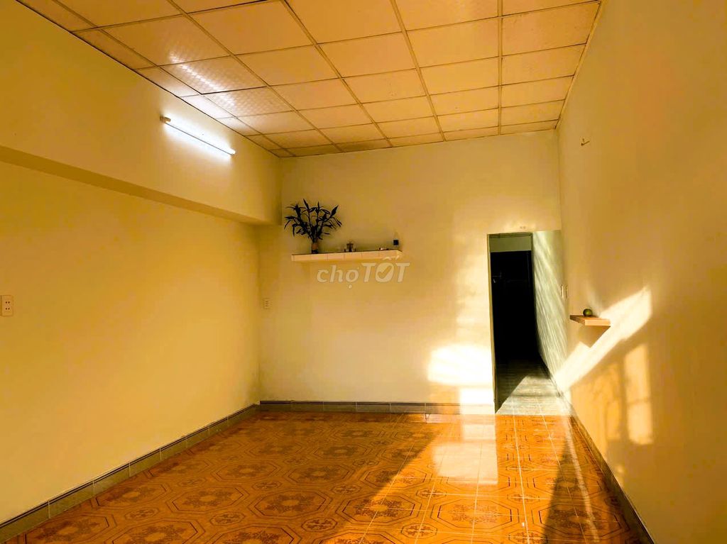 Spacious 2-Bedroom House with Garden Access