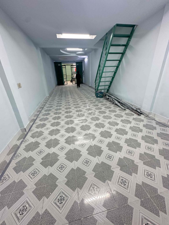 Целый дом в аренду рядом с Hương Lộ 2, Просторный и Универсальный