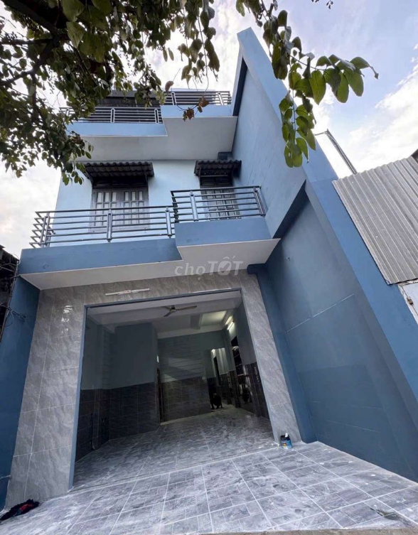 Commercial Frontage Property near Le Thi Ha, Spacious 5x20m Building