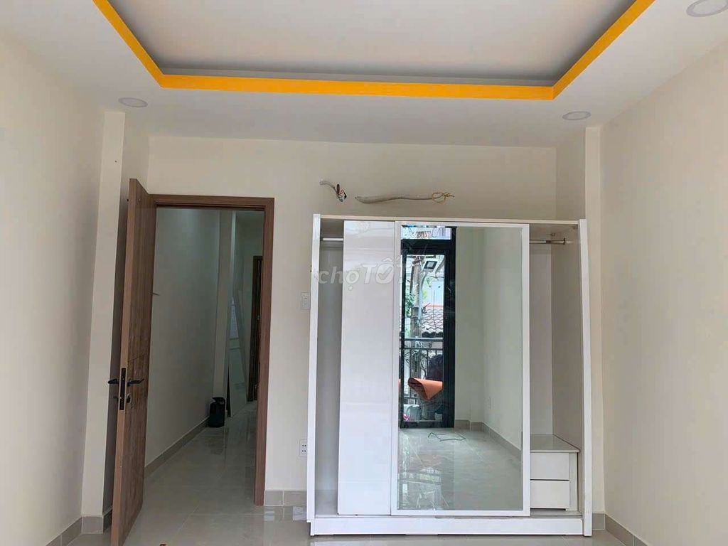 Modern 4-Bedroom Townhouse with Multiple Floors