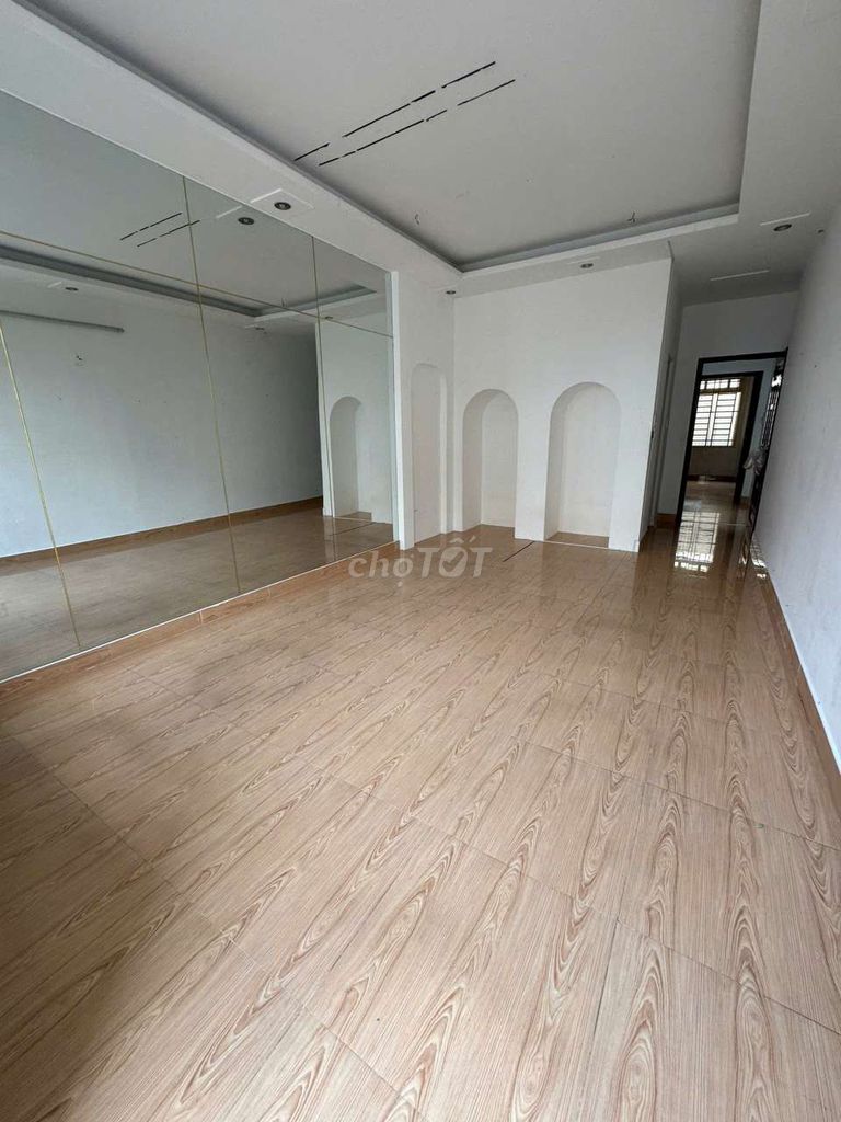 Modern 3-Bedroom Townhouse Near Transport College