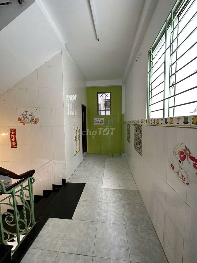 Spacious 3-Bedroom Townhouse with Modern Interior