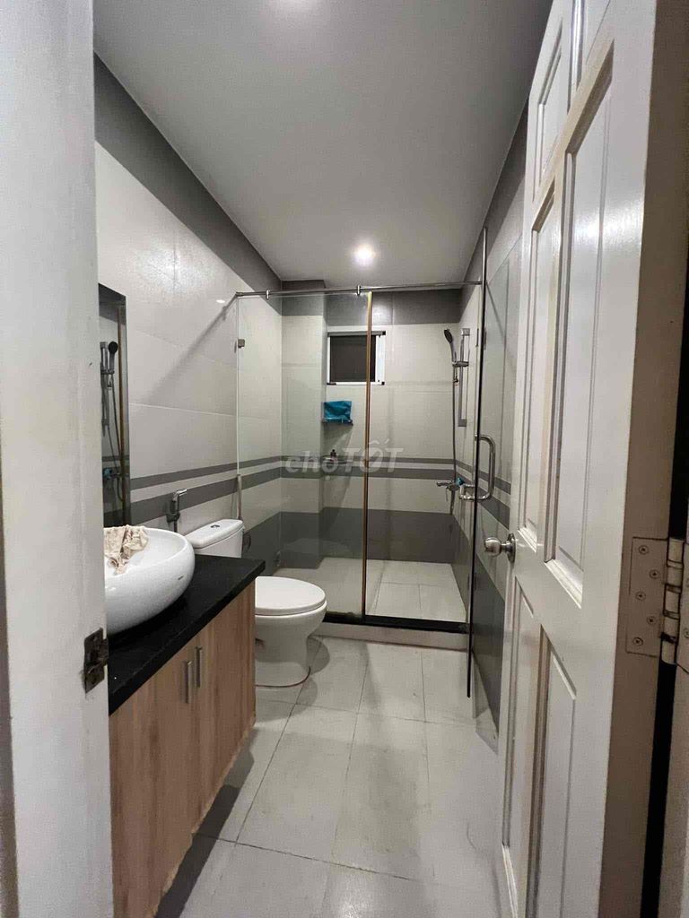 Master Bedroom with Private Bathroom and Park View